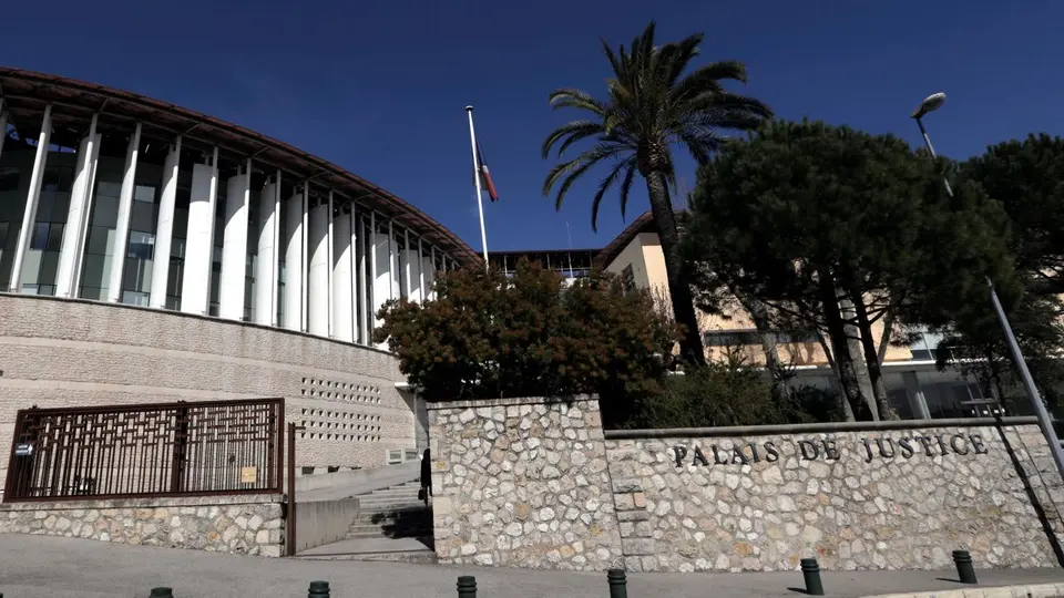 Cannes : un vingtaire inculpé pour assassinat après une collision mortelle lors d'un rodéo urbain