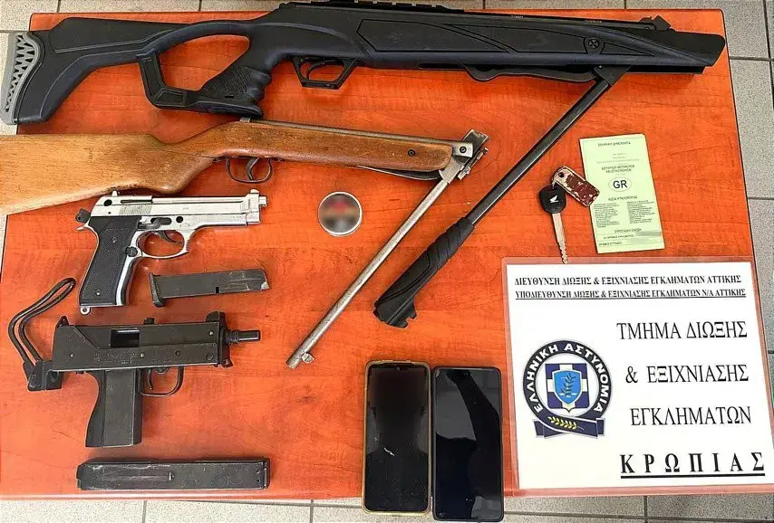 Twin brothers arrested in Koropi with machine gun and pistol