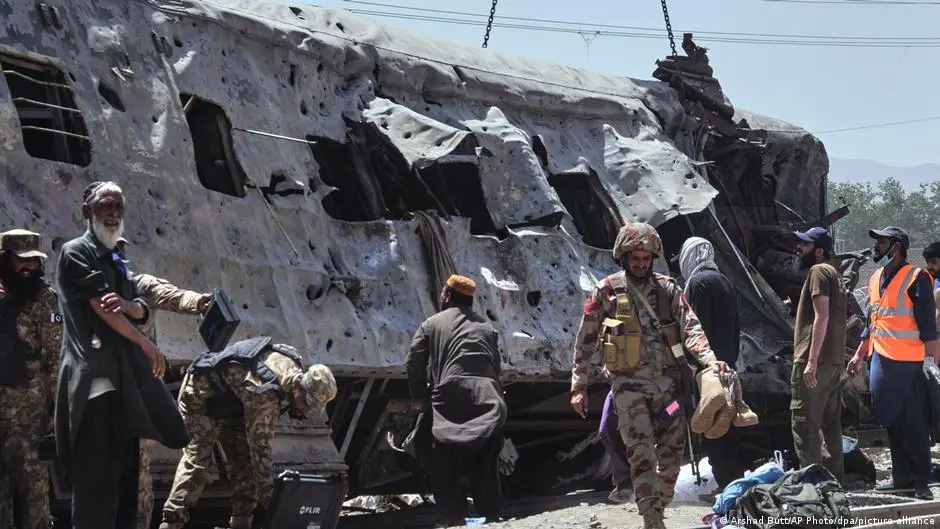 Bombenanschlag auf Zug in Baluchistan: Mindestens 24 Tote