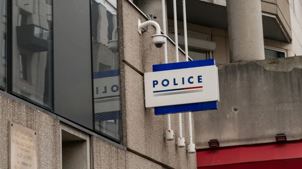Le Mans: man seriously injured by gunfire after attacking police officers with knife