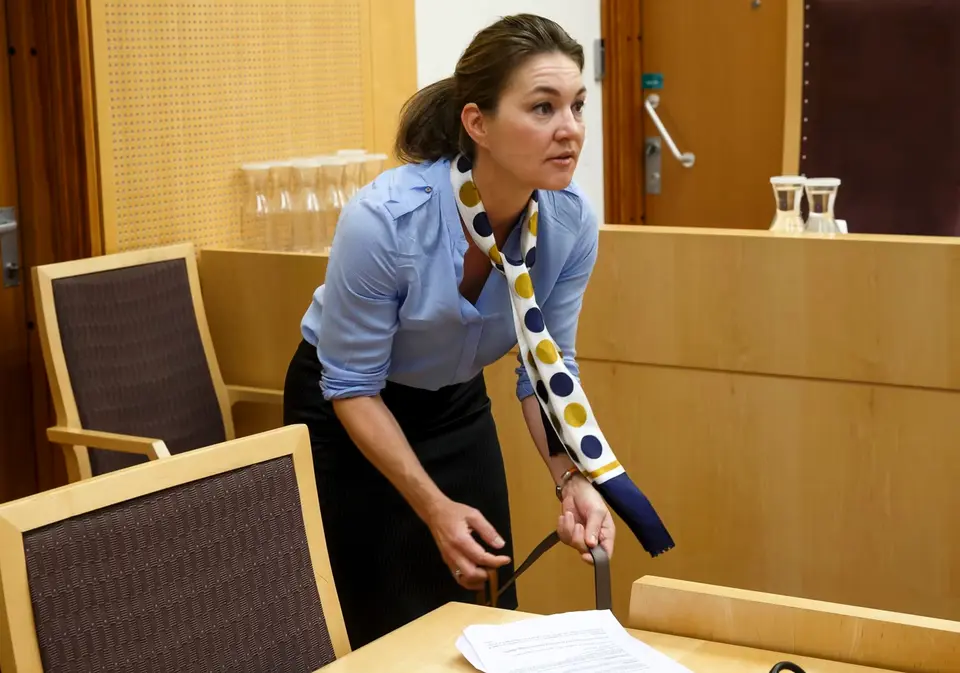 Kvinde varetægtsfængslet for vold og trusler mod politi og sundhedspersonale