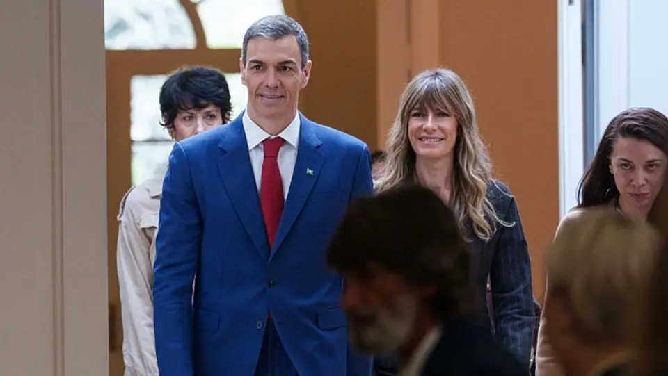 Un tribunal español prohíbe a la esposa del primer ministro Pedro Sánchez salir del país por un caso de corrupción