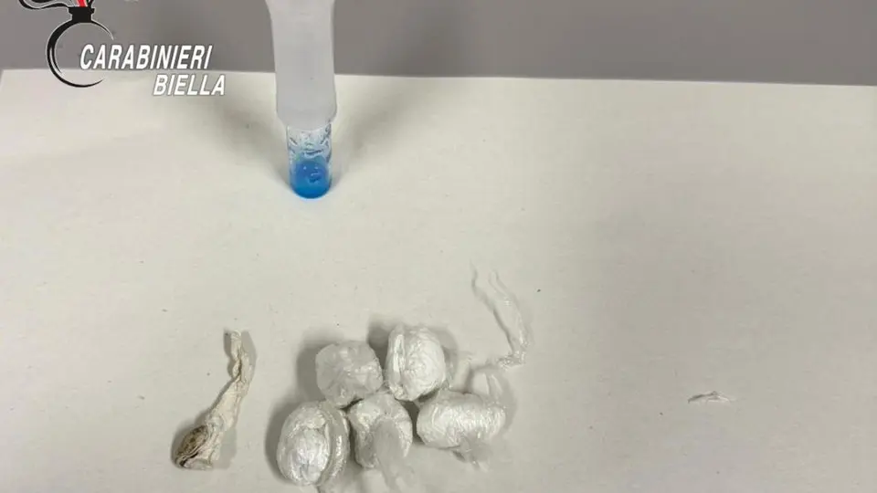 Biella, drug dealer hides drugs in mouth and flees from carabinieri