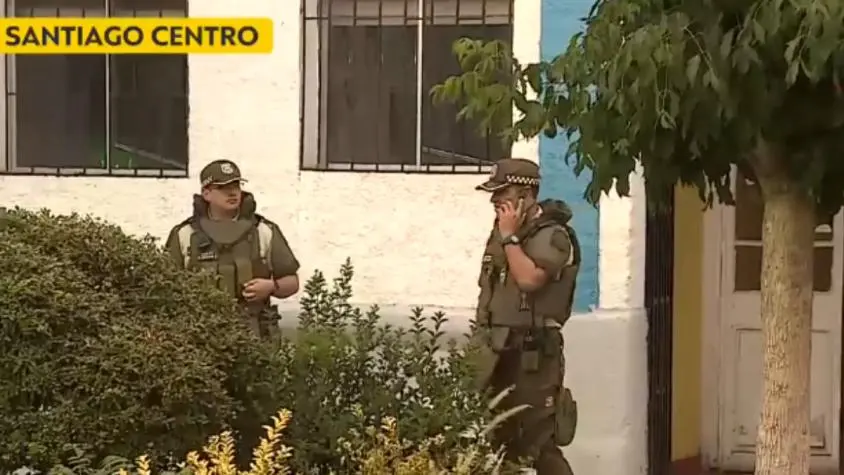 Person dies from stab wounds inside a tenement in Santiago