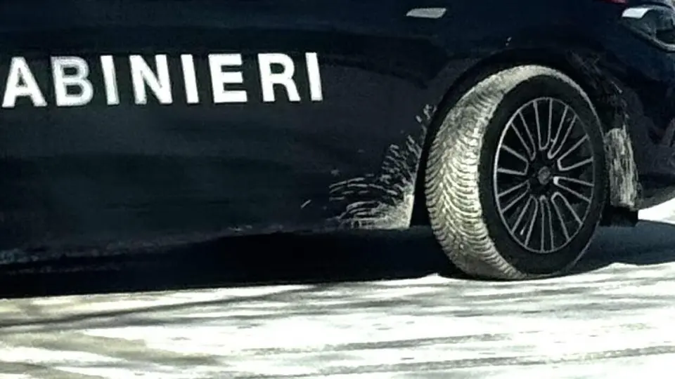 Labico, tenta di uccidere la compagna a coltellate: arrestato 72enne