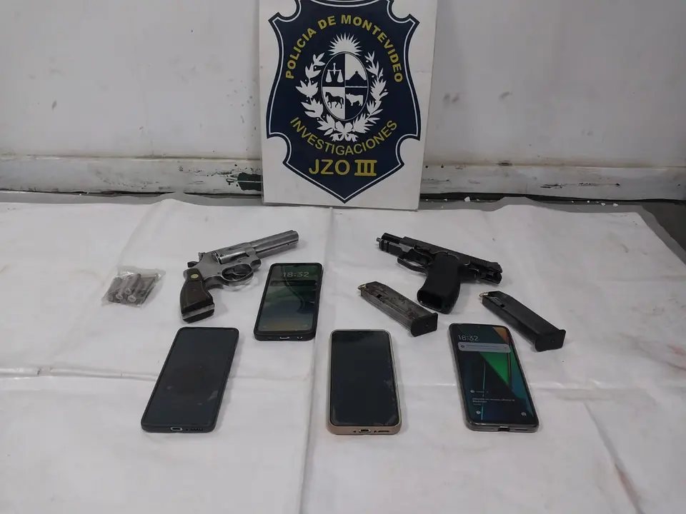 Dos sujetos detenidos con armas de fuego en Montevideo tras intentar fugarse