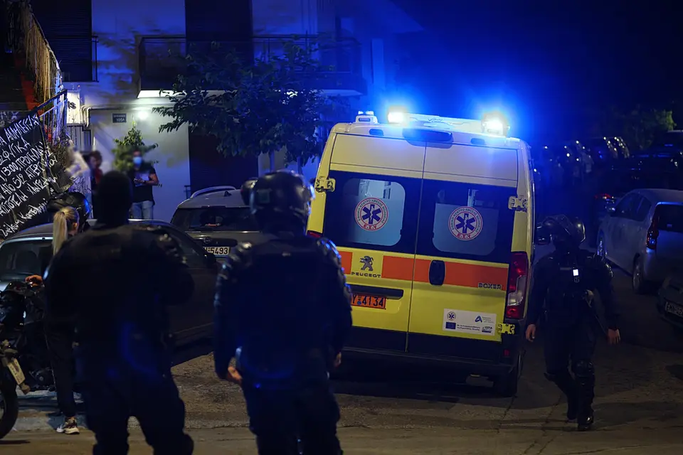 Violent attack by masked assailants in Patras – Three injured, one in critical condition