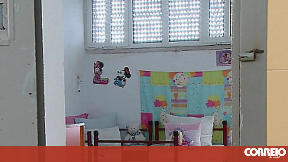 Mulher detida por tráfico de estupefacientes cria bebé dentro da prisão de Tires