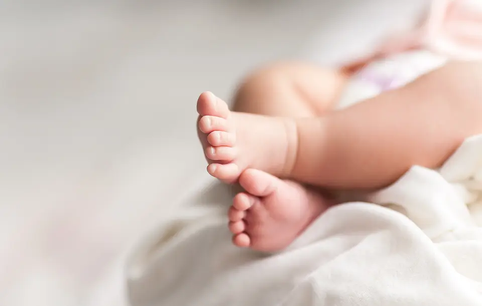 Patras: Mother of seven-month-old infant arrested over femoral fracture and head injuries