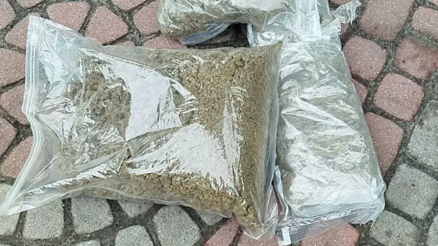 Rozbity gang kradnący auta w regionie łódzkim. Policja zabezpieczyła narkotyki i sprzęt do łamania zabezpieczeń