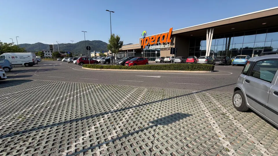 Uomo colpito al petto da una fiocina lanciata da un'auto a Carvico