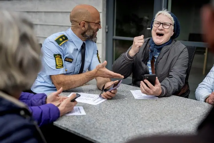 Betjents oplæg om svindel afbrudt – af en svindler der ringede live