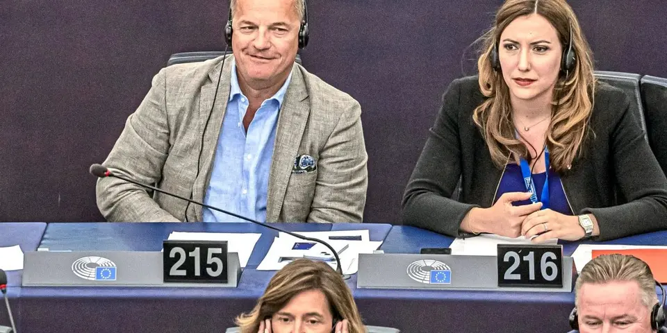 EU-Abgeordneter Mayer schickte „treudeutsche" Grüße und sexistische Fotos in FPÖ-Chats