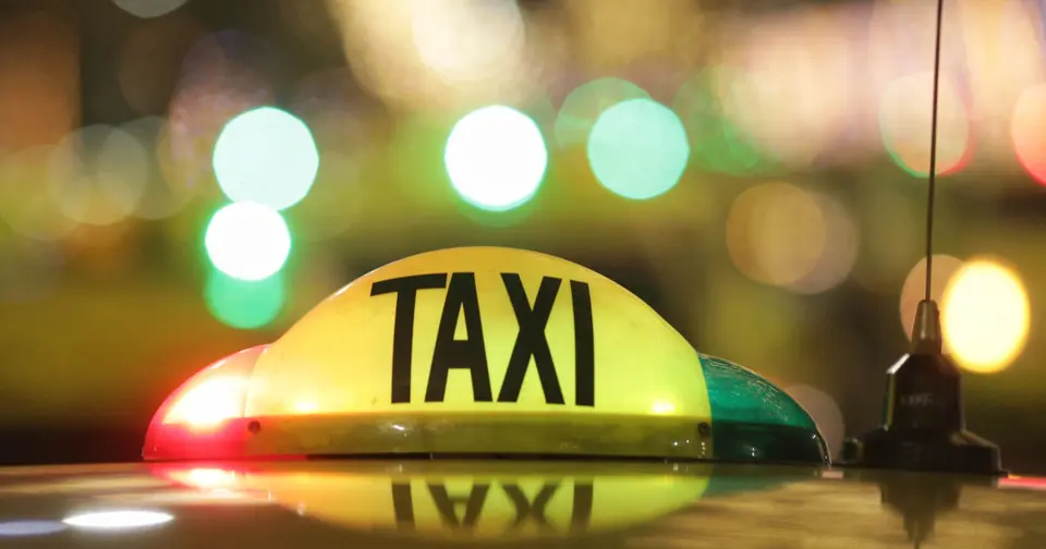 Taximetrist din București, arestat după ce a furat telefonul unui britanic și a cheltuit 15.000 de lei