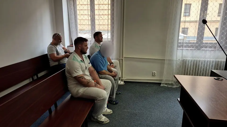 Plzeňský soud projednává případ dvojnásobného útoku nožem v rodině