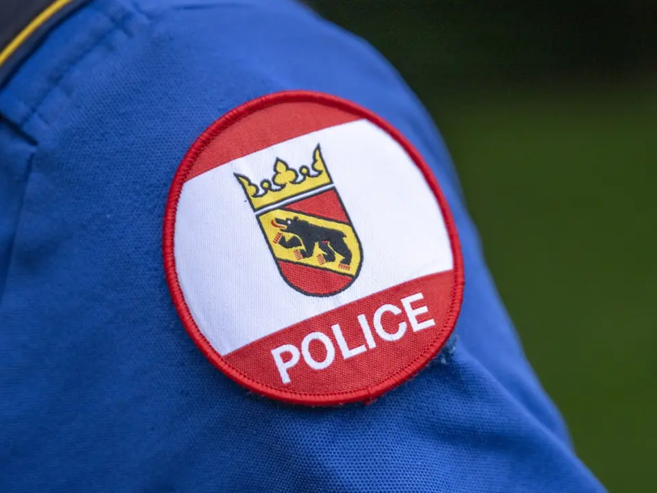 Mann bedroht Polizei in Biel mit gefährlichem Gegenstand und stürzt in die Zihl
