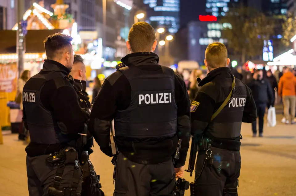 Policeman shoots man near Frankfurt main railway station