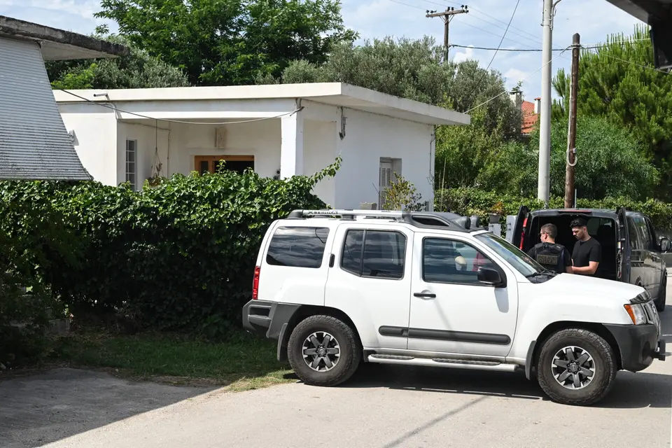 Aigion: Investigators search for evidence of third person in double murder