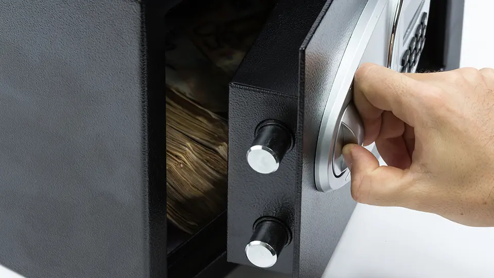 Rhodes: Burglars steal safe containing €100,000 and 1,200 pounds sterling from home
