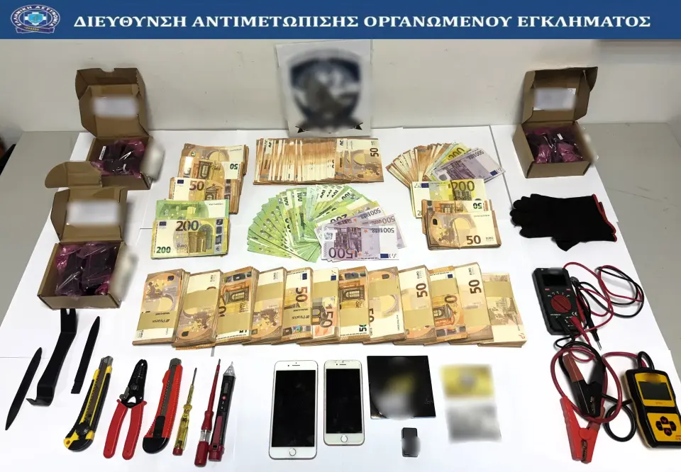 Dismantling of gang stealing lithium batteries from mobile phone base stations