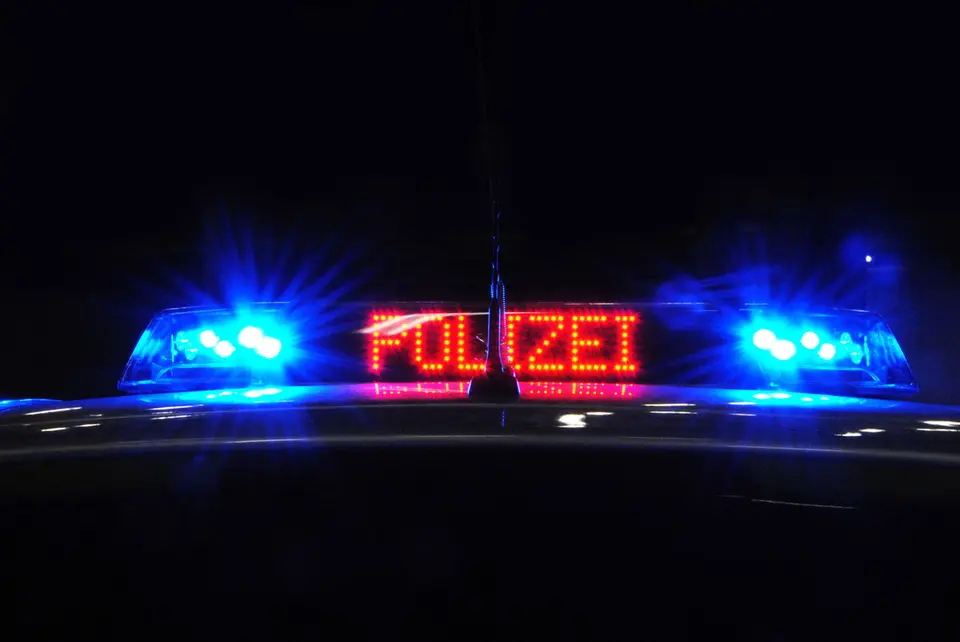 Police officer in Frankfurt fires on attacker following knife assault