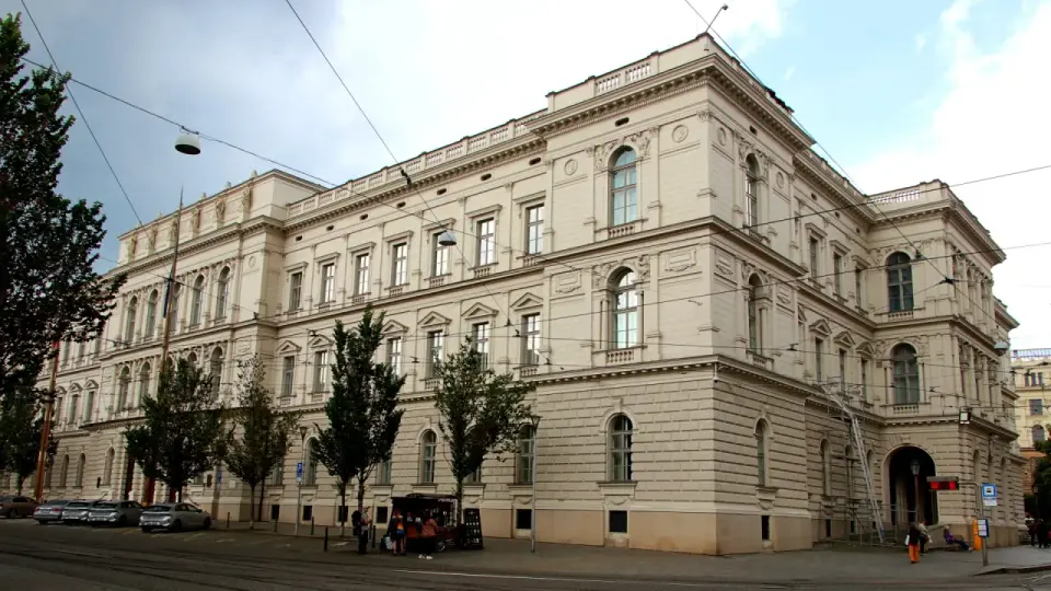 Man in Ostrava shoots wife in the back, then kills himself