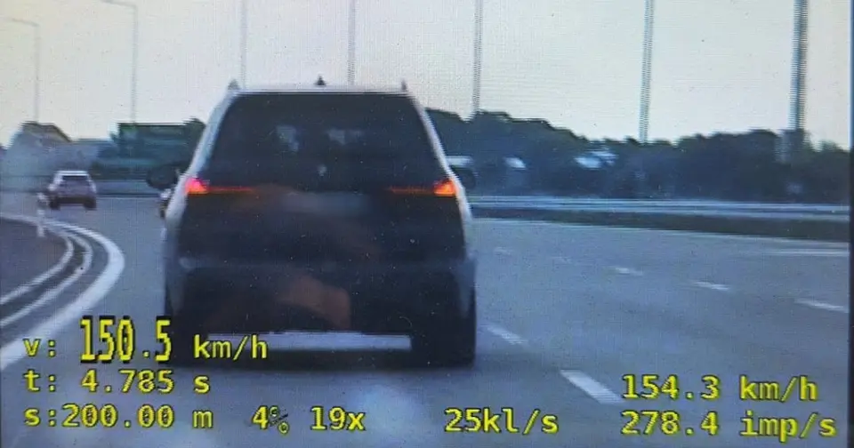 Kierowca BMW pędził 50 km/h za szybko. Miał sądowy zakaz jazdy
