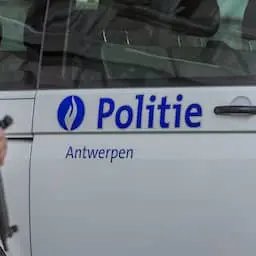 Bestuurder in Antwerpen opgepakt na gooien geldzakken bij controle