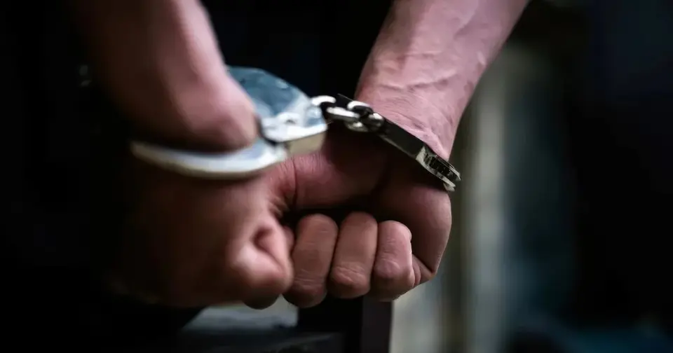 Arrestation d'un baron de la drogue à Deroua : 85 avis de recherche, armes et cash saisis