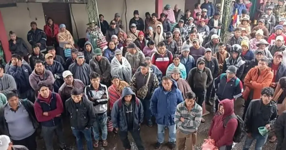 Policías antidrogas se ven obligados a abandonar retén en Villa Tunari tras presión de cocaleros