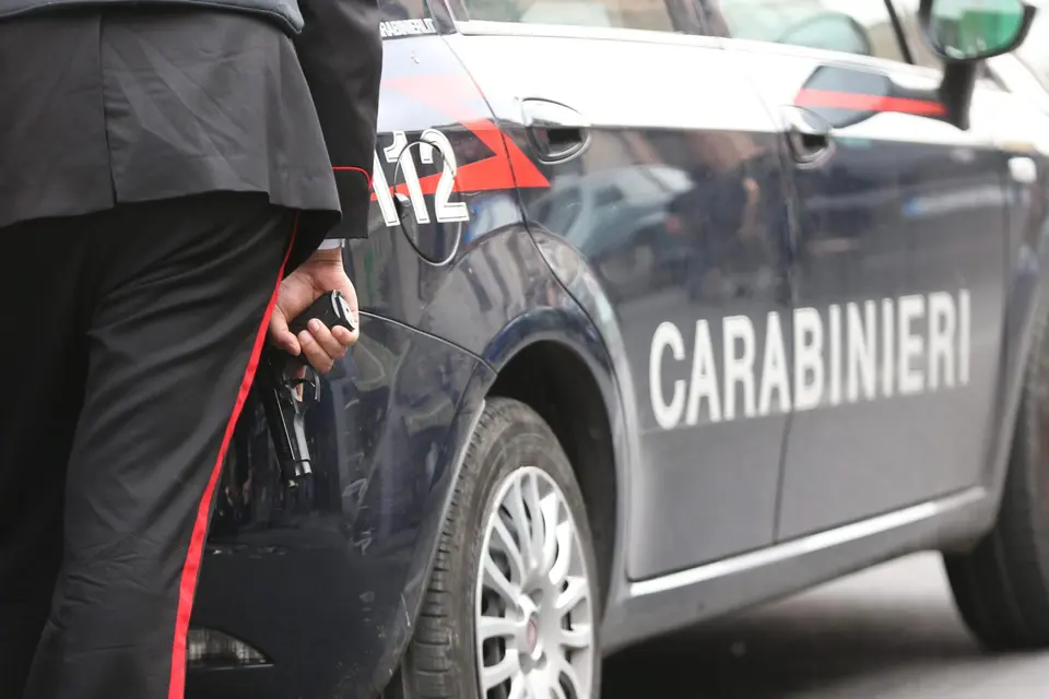 Tuscany: 63-year-old father kills wife and son with hunting rifle, barricades himself on roof