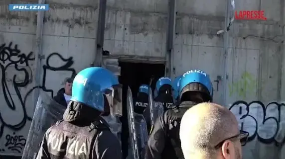 Roma: donna rapita e violentata per tre giorni in un palazzo dismesso, cinque persone indagate