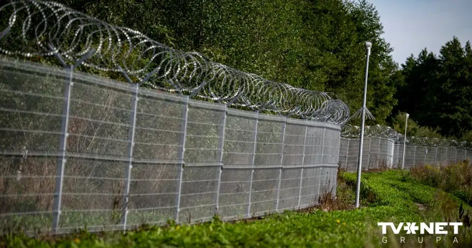 Lietuvoje per susišaudymą su policija apsivertė automobilis su dešimčia nelegalių migrantų