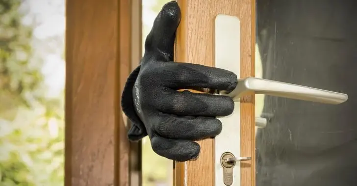 Couple in Limassol detained over thefts of aluminium frames