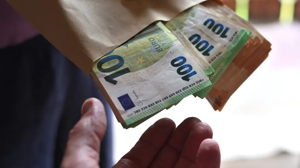 Mutmaßlicher Bandenchef wegen Betrugs mit 245.000 Euro angeklagt