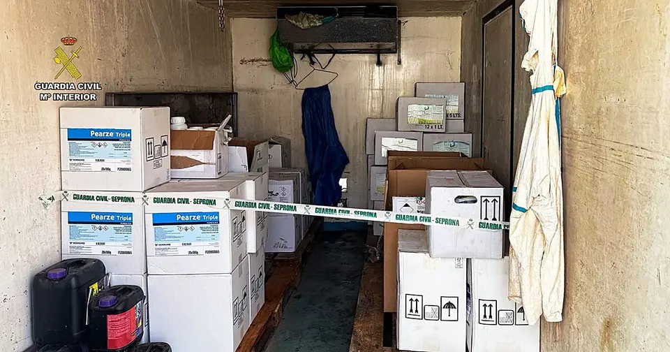 Incautan tonelada y media de pesticidas ilegales en una nave clandestina de Zas