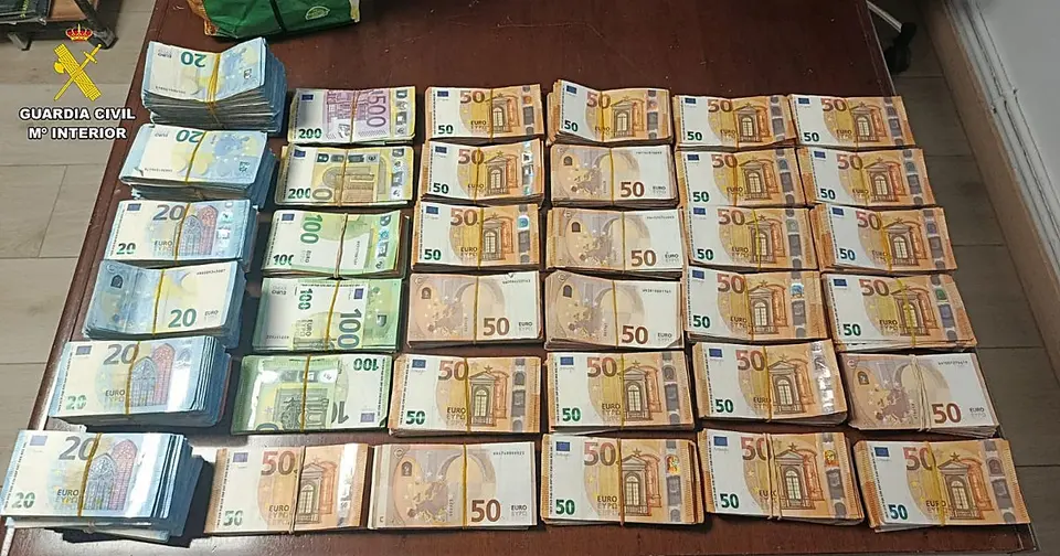La Guardia Civil interviene 195.000 euros ocultos bajo los asientos de un coche en Albacete