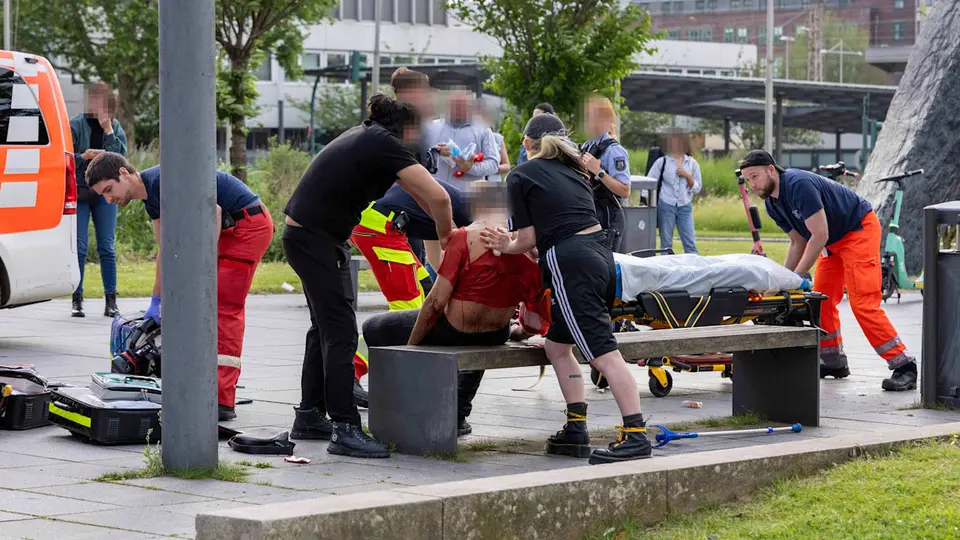 Essen: Schwerverletzter nach Messerattacke in Keller – Mordkommission fahndet
