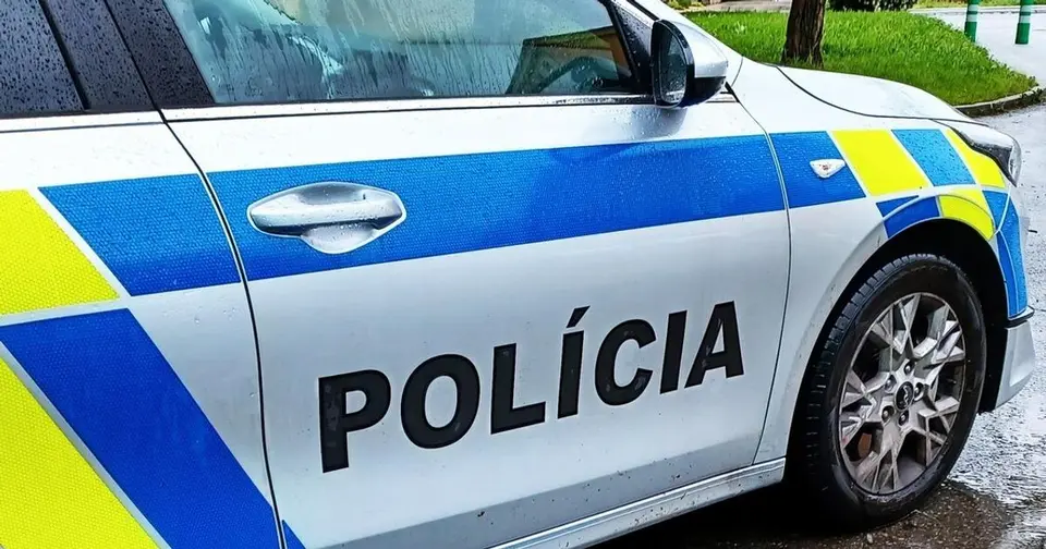 Violent incident in Banské: man attacked woman, set fire to vehicles and died