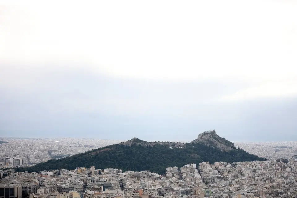 Attack on 22-year-old woman on Lycabettus: He embraced her violently and threw her to the ground