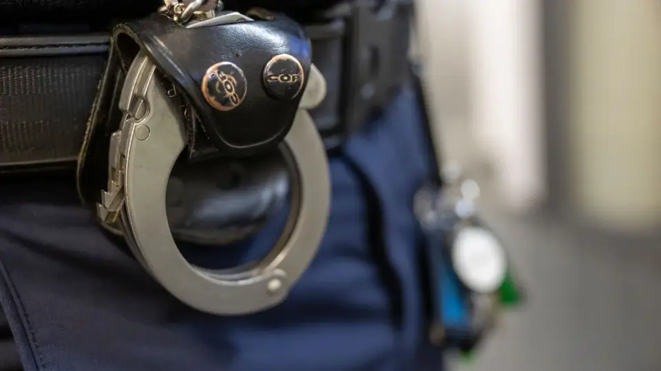 Frau greift Ex-Partner mit Küchenmesser in Berg am Laim an