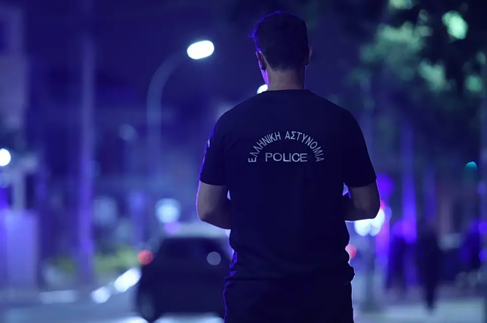 Police officer arrested for violent behaviour towards detainee in Attica