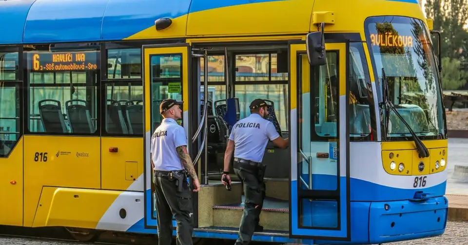 Opitý vodič autobusu viezol ľudí, policajti preverovali aj električkárov