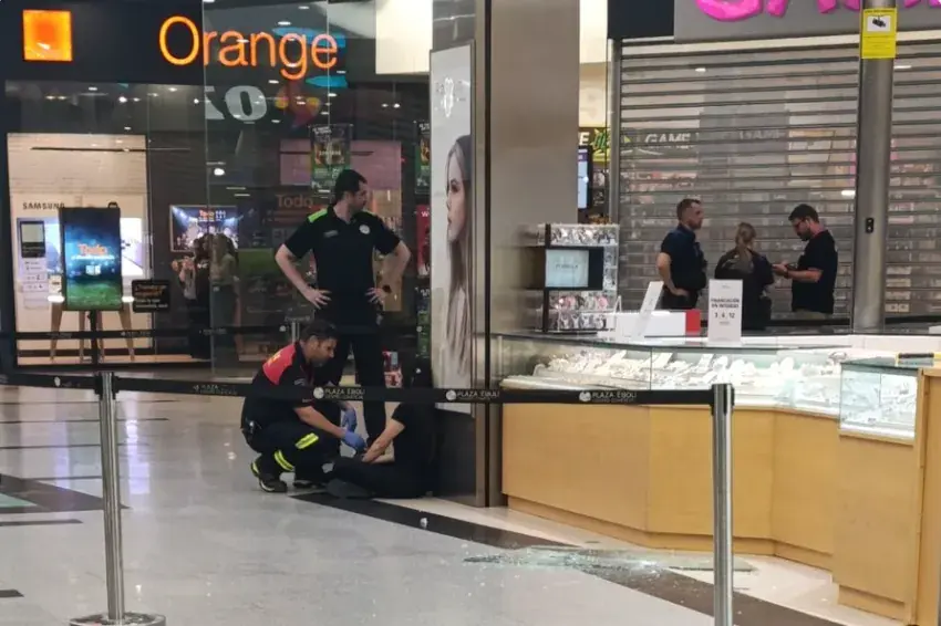 Armed robbery at Pinto jewellery shop: three masked men fire shots in air and flee in stolen car