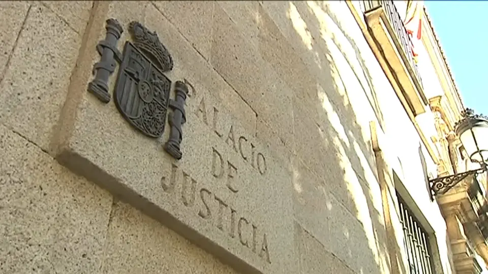 Remand in custody without bail for armed robbery in Cáceres city centre