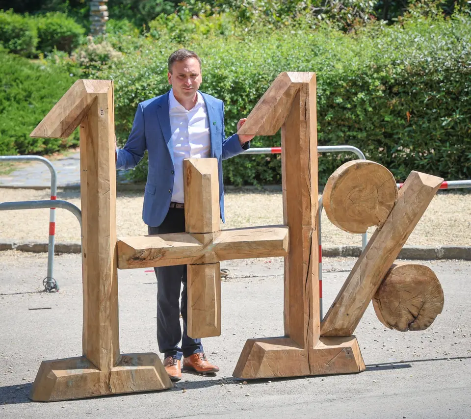 Parkügy: öt politikust továbbra is rács mögött tartanának, egy fideszes képviselőt szabadon engedtek