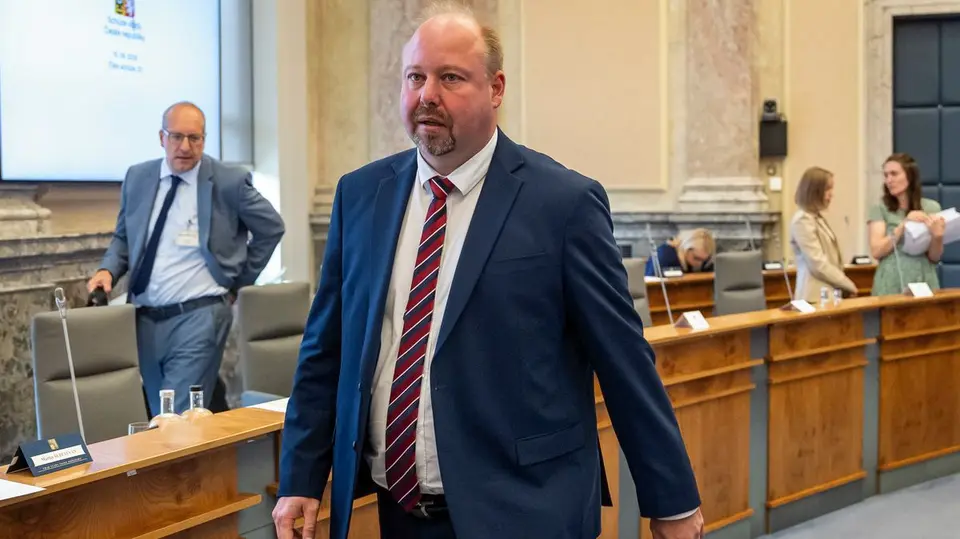 Ministr Tejc podal kárnou žalobu na soudkyni. Dítě svěřila otci, který je později zavraždil