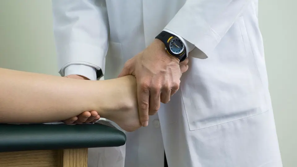 Ostéopathe condamné à deux ans ferme pour agressions sexuelles sur patientes à Courbevoie