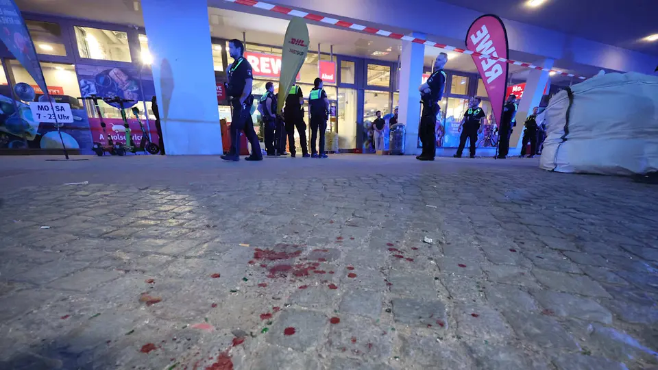 Fatal knife attack in Hamburg REWE supermarket: suspect surrenders to police
