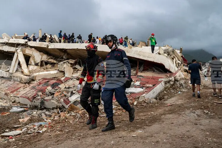 Four police officers arrested for looting after earthquakes in Venezuela